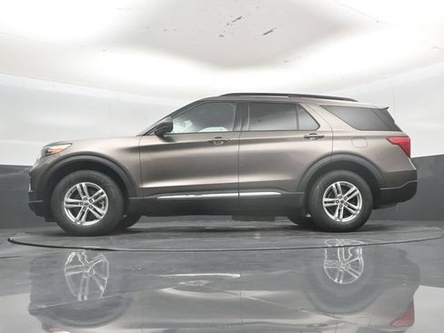Used 2021 Ford Explorer XLT w/ Equipment Group 202A AWD/4WD image 52