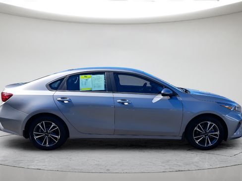 Used 2024 Kia Forte LXS w/ LXS Technology Package FWD image 2