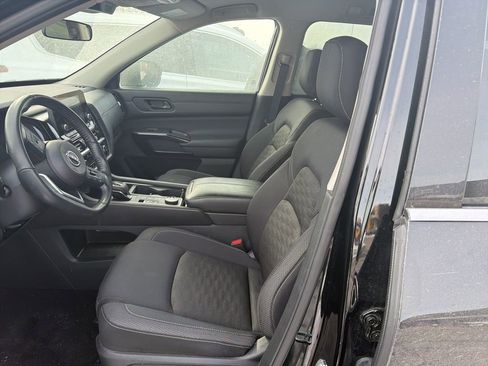 Used 2025 Nissan Pathfinder SV image 8