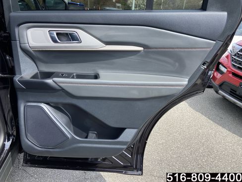 Used 2025 Ford Explorer Active AWD/4WD image 30