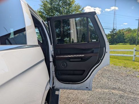 Used 2024 Ford Expedition Limited AWD/4WD image 12