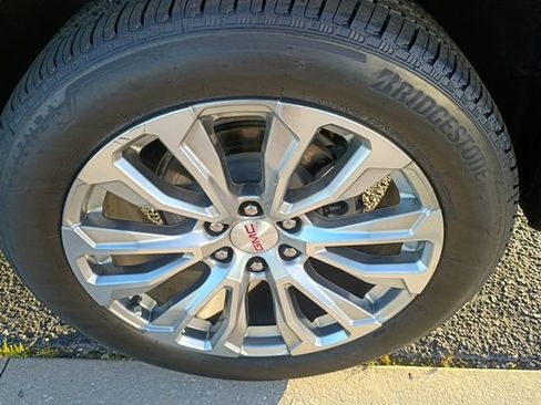 Used 2024 GMC Yukon Denali w/ Advanced Technology Package AWD/4WD image 10