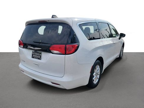 Used 2022 Chrysler Voyager LX FWD image 3