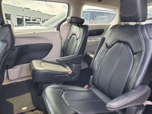 Used 2024 Chrysler Pacifica Touring-L FWD image 26