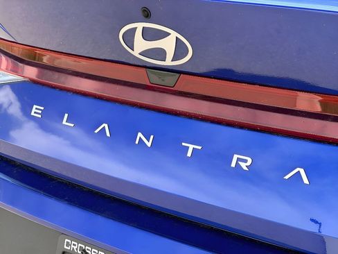 Used 2025 Hyundai Elantra SE w/ Cargo Package image 7