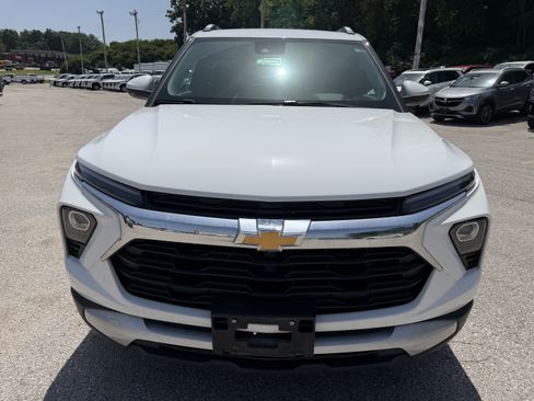 Used 2025 Chevrolet TrailBlazer LT w/ Driver Confidence Package FWD image 2
