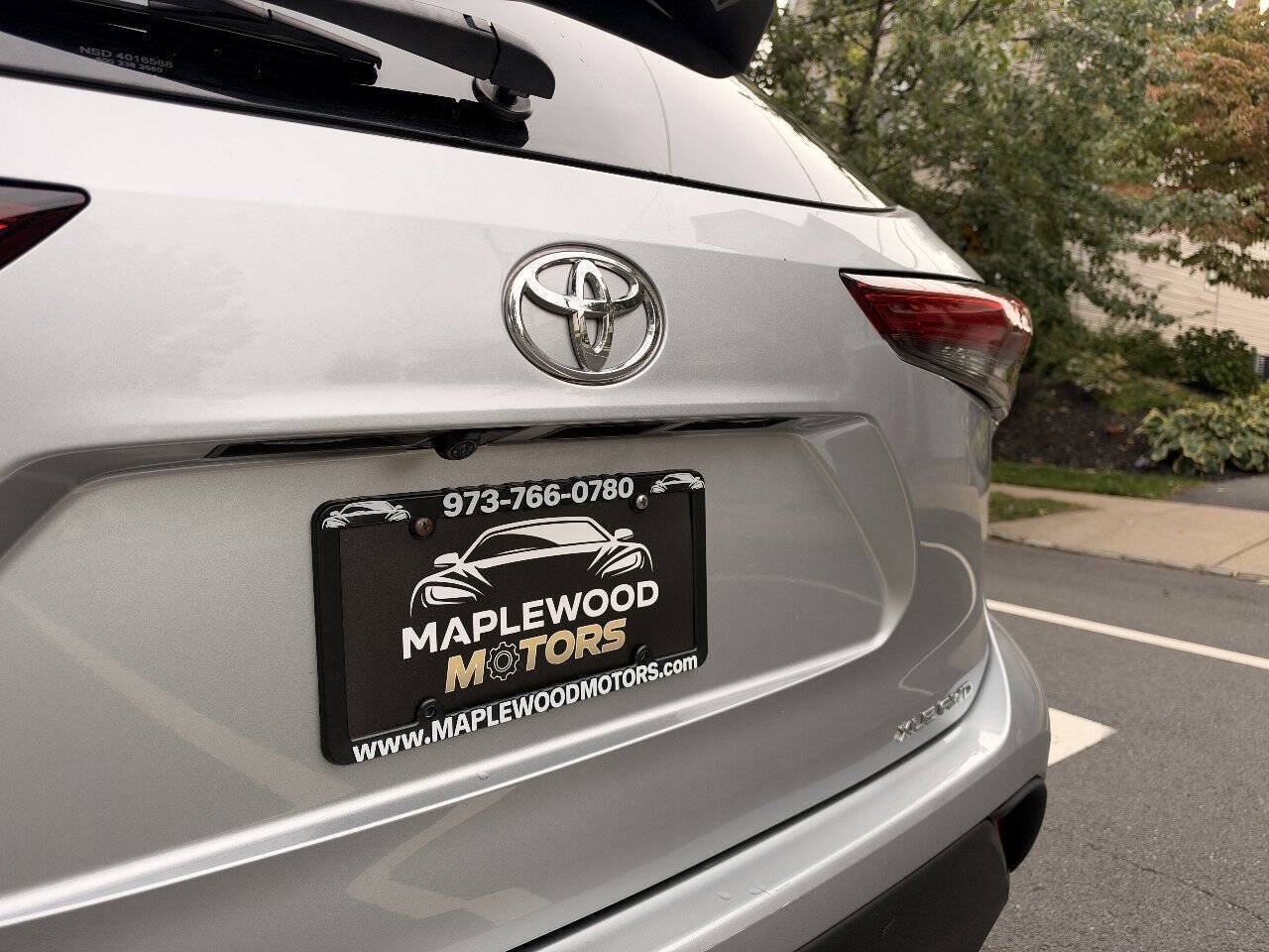 Used 2021 Toyota Highlander XLE AWD/4WD image 7