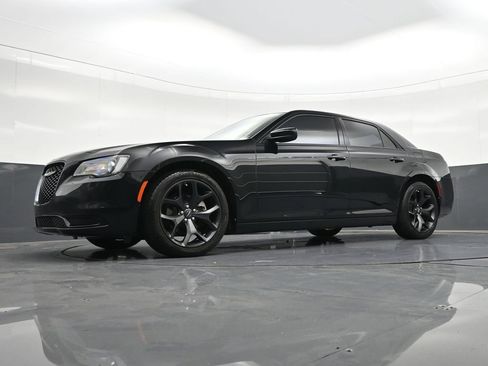 Used 2023 Chrysler 300 Touring w/ Sport Appearance Package image 25