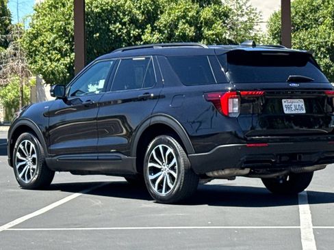 Used 2025 Ford Explorer ST-Line AWD/4WD image 3