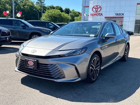Used 2025 Toyota Camry XLE AWD/4WD image 3