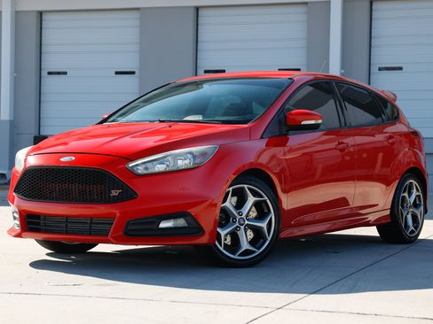 Used 2017 Ford Focus ST image 1