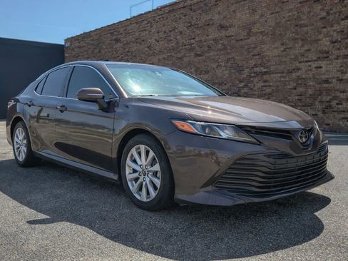 Used 2018 Toyota Camry LE image 1