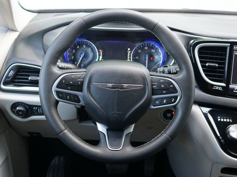 Used 2024 Chrysler Pacifica Touring-L FWD image 13