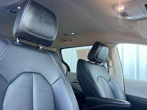 Used 2024 Chrysler Pacifica Select image 15