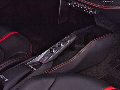 Used 2021 Ferrari F8 Tributo image 19