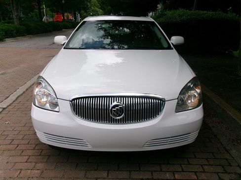 Used 2007 Buick Lucerne CXL w/ Luxury Package FWD image 2