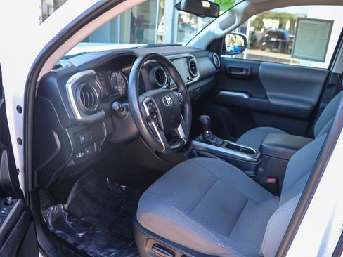Certified 2021 Toyota Tacoma SR5 AWD/4WD image 18