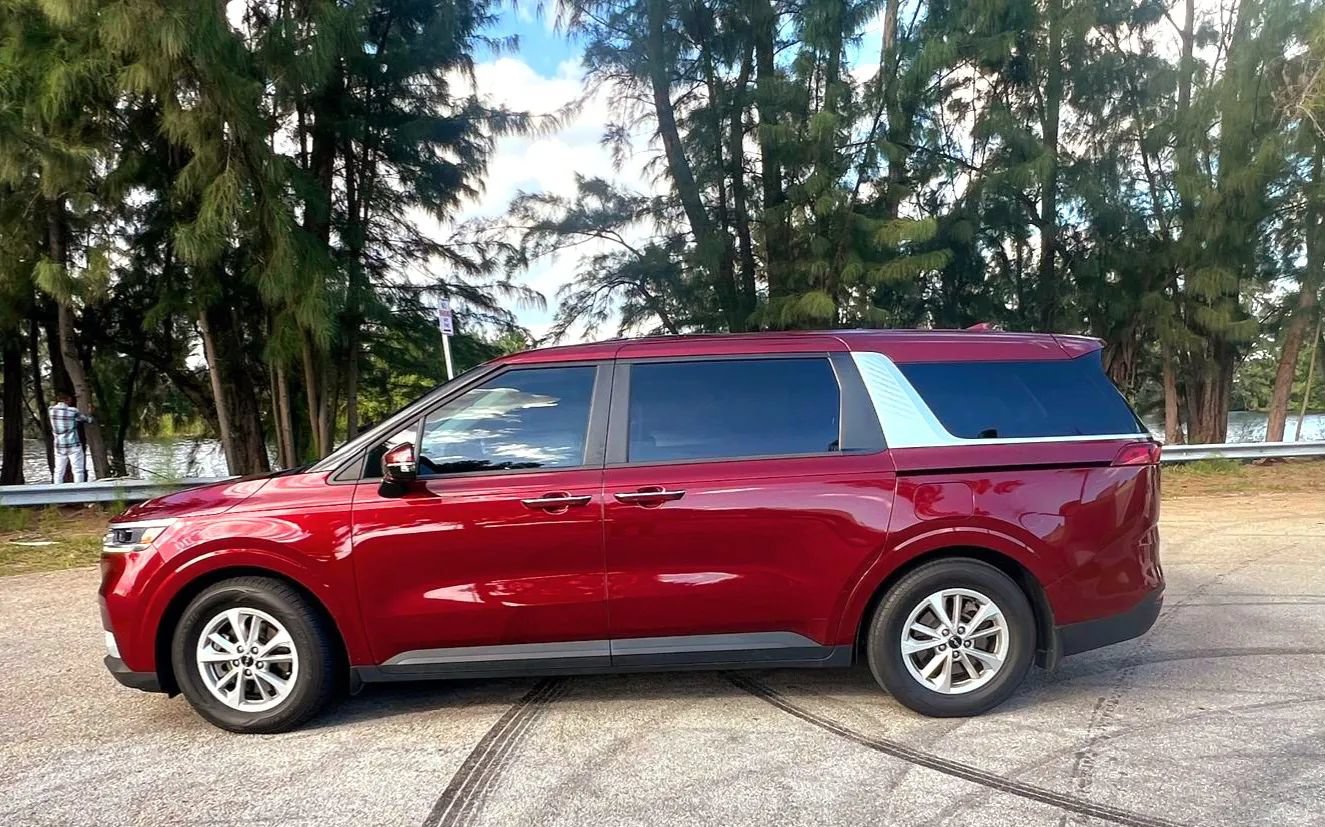 Used 2022 Kia Carnival LX FWD image 5