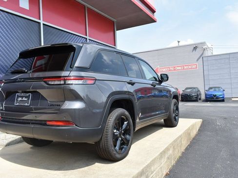 Used 2025 Jeep Grand Cherokee Limited w/ Black Appearance Package image 5