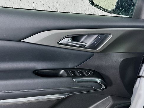 Used 2025 Chevrolet Traverse LT image 15