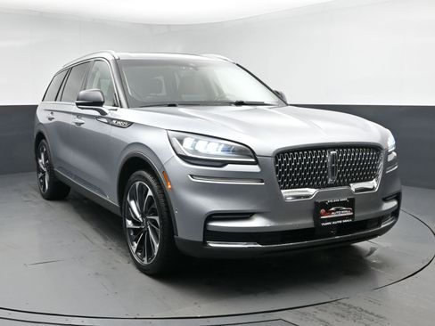 Used 2023 Lincoln Aviator Reserve w/ Equipment Group 201A image 2
