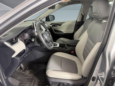 Used 2019 Toyota RAV4 XLE Premium w/ Advanced Technology Package FWD image 5
