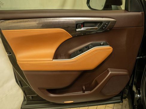 Used 2021 Toyota Highlander Platinum image 14