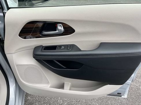 Used 2023 Chrysler Pacifica Limited FWD image 24