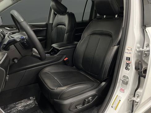 Used 2023 Jeep Grand Cherokee Limited w/ Luxury Tech Group II image 4