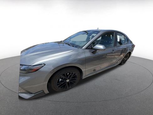 Used 2025 Toyota Camry SE FWD image 3