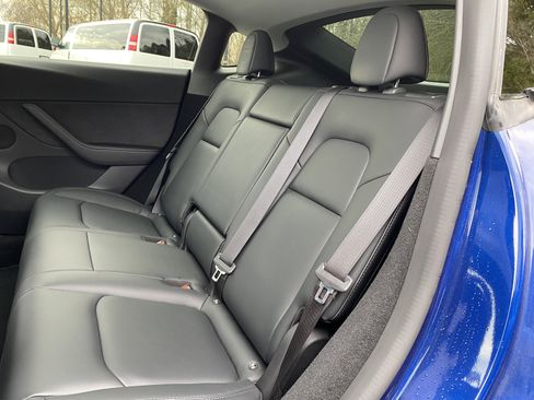 Used 2022 Tesla Model Y Long Range image 32