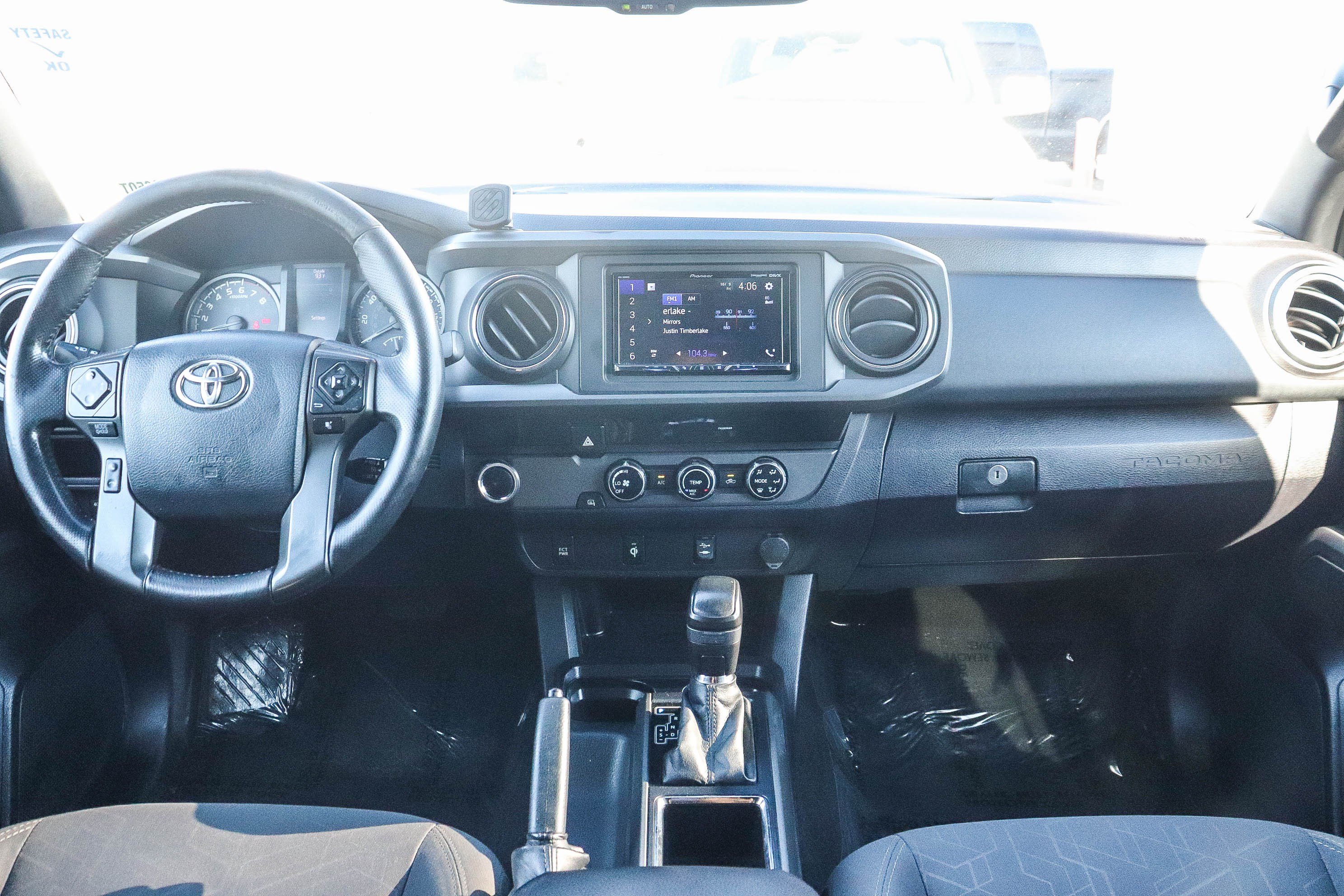 Used 2017 Toyota Tacoma TRD Sport w/ Tow Package RWD image 13