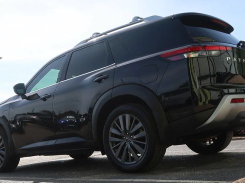 Used 2022 Nissan Pathfinder SL w/ SL Premium Package FWD image 12
