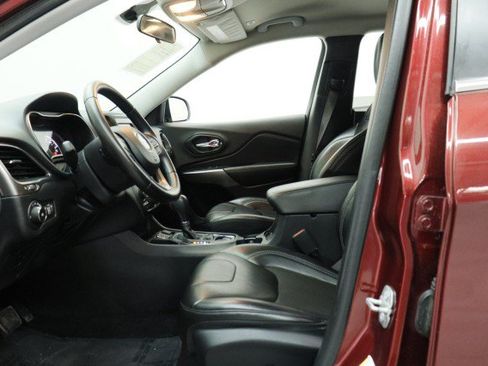 Used 2019 Jeep Cherokee Latitude Plus FWD image 7