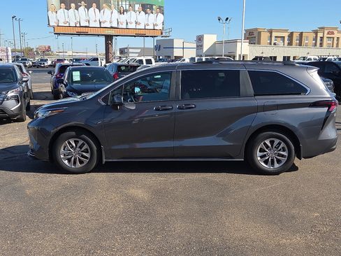 Used 2025 Toyota Sienna LE image 2