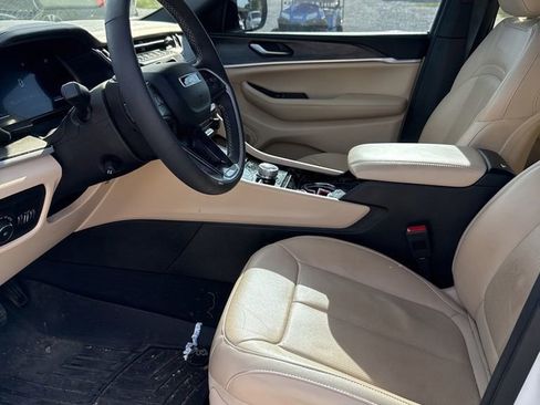 Used 2023 Jeep Grand Cherokee L Limited w/ Luxury Tech Group II AWD/4WD image 5