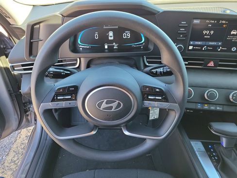 Used 2025 Hyundai Elantra SE FWD image 17