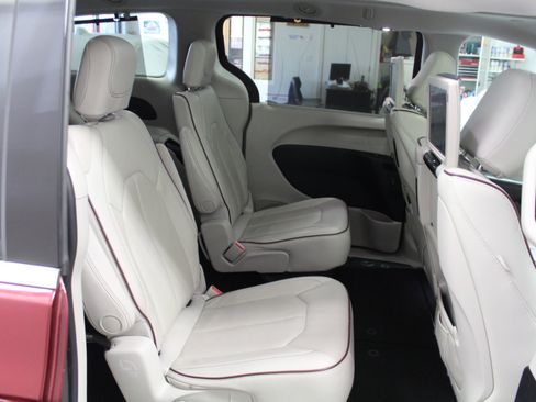 Used 2017 Chrysler Pacifica Limited w/ UConnect Theater Package image 29