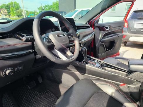 Used 2025 Jeep Compass Trailhawk AWD/4WD image 12
