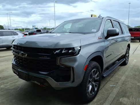 Used 2024 Chevrolet Suburban Z71 w/ Luxury Package AWD/4WD image 4
