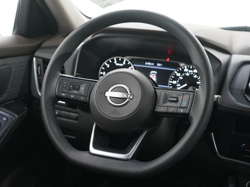 Used 2023 Nissan Rogue SV image 14