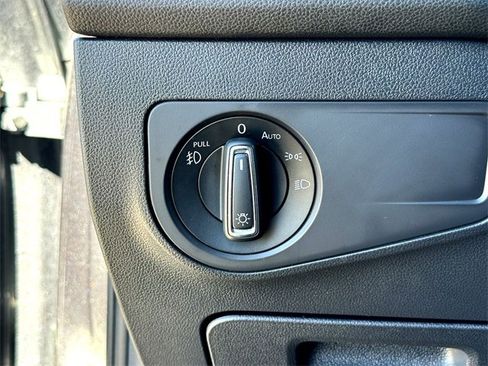 Certified 2020 Volkswagen Tiguan SE image 17