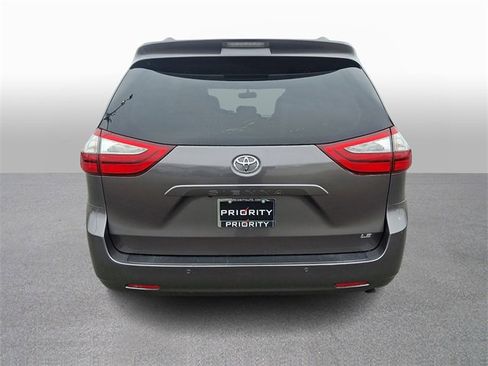 Used 2017 Toyota Sienna LE image 5