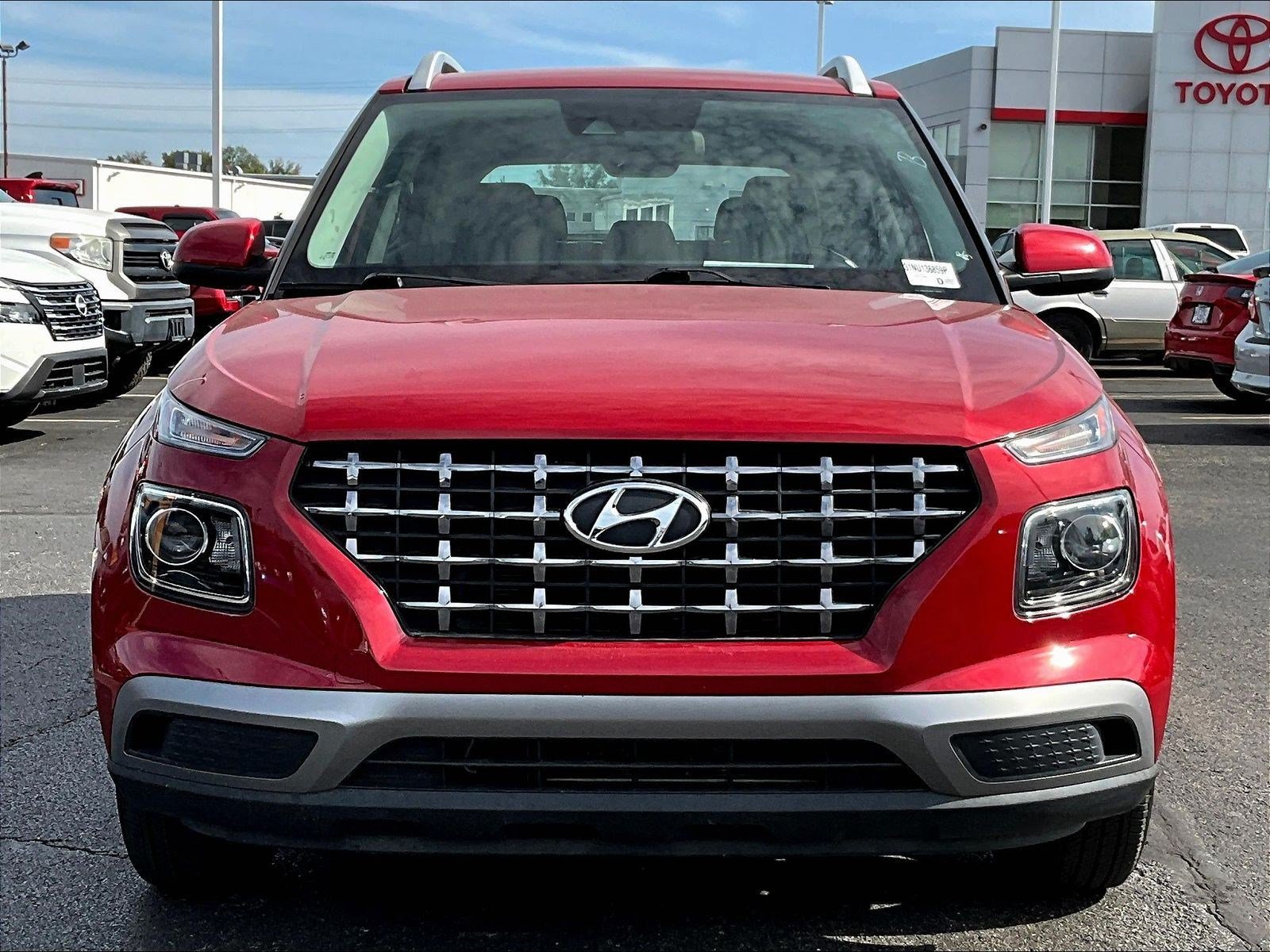 Used 2022 Hyundai Venue SEL FWD image 2