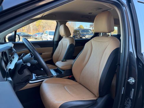 Used 2024 Kia Carnival LX image 16