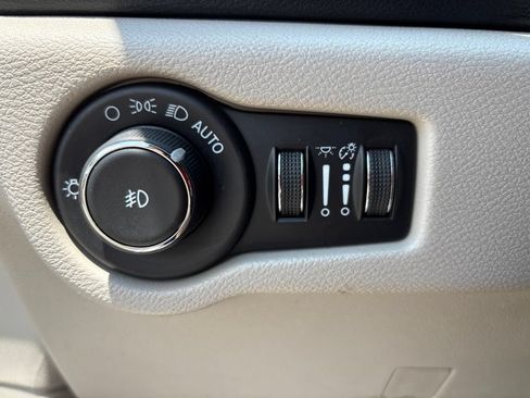 Used 2024 Chrysler Pacifica Touring-L FWD image 23