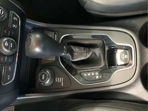 Used 2019 Jeep Cherokee Limited AWD/4WD image 19