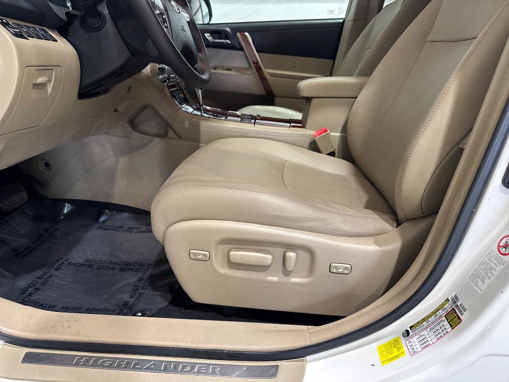 Used 2013 Toyota Highlander Limited AWD/4WD image 31