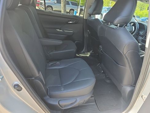Used 2020 Toyota Highlander XLE image 9
