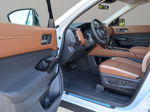 New 2026 Nissan Pathfinder Platinum AWD/4WD image 11